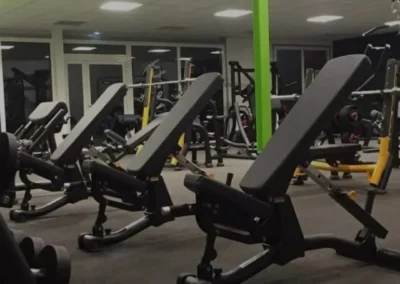 Bancs réglables et équipements de musculation guidée disponibles chez Fitaccess