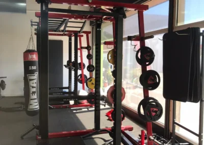 Cage de Cross Training du club Fitaccess Tullins avec structure fonctionnelle, sac de frappe et équipements de préparation physique.