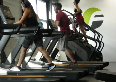 Adhérents s'entraînant sur tapis de course et escalier fitness dans l'espace Cardio Training Fitaccess