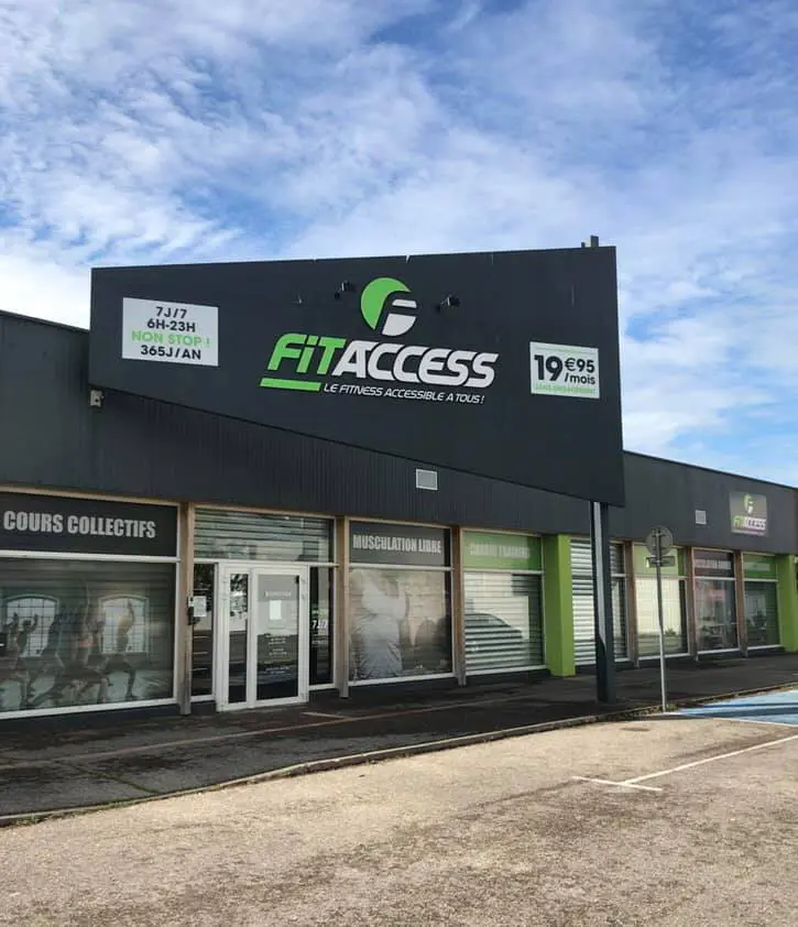 Club de sport Fitaccess à Tullins avec espaces cardio training, musculation et coaching sportif.