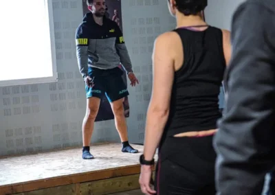Coach sportif Fitaccess guidant les participants pendant une séance collective