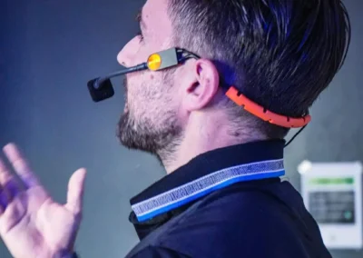 Coach Fitaccess animant un cours RPM de vélo indoor en musique