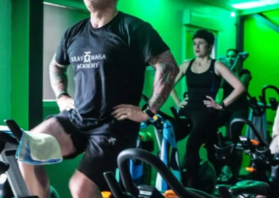 Participants à un cours RPM cardio cycling dans un studio vélo indoor Fitaccess