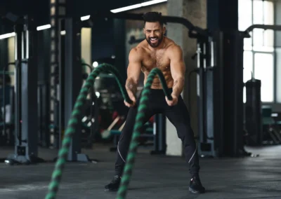 Pratiquant effectuant un exercice de battle ropes lors d'un entraînement Cross Training