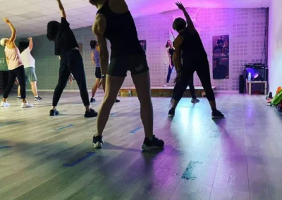 Participants réalisant un échauffement collectif encadré par un coach Fitaccess