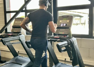 Pratiquant effectuant une séance de cardio training sur tapis de course dans une salle de sport Fitaccess