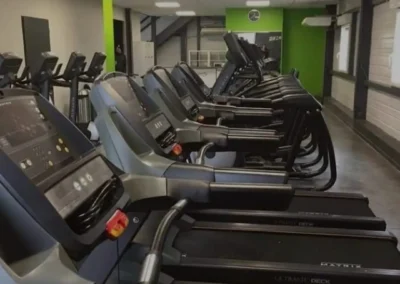 Parc de tapis de course et équipements cardio disponibles dans l'espace Cardio Training Fitaccess