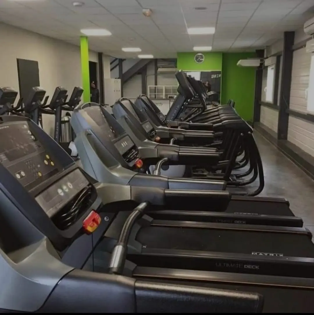 Parc de tapis de course et équipements cardio disponibles dans l'espace Cardio Training Fitaccess
