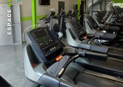Espace cardio comprenant tapis de course, vélos et appareils elliptiques pour la remise en forme chez Fitaccess
