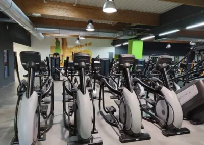 Espace cardio du club de sport Fitaccess Tullins avec vélos elliptiques et équipements de fitness.