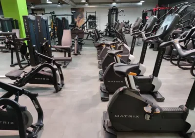Espace cardio du club Fitaccess Tullins équipé de vélos d'entraînement et de machines de fitness.