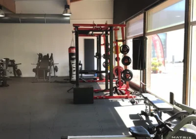 Espace Cross Training du club Fitaccess Tullins avec cage d'entraînement fonctionnel, rameurs et équipements de préparation physique.