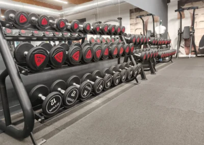 Zone de musculation libre équipée d’haltères et de charges libres chez Fitaccess