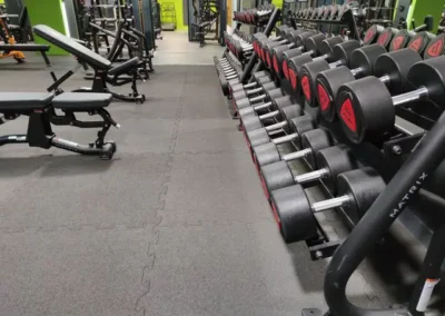 Zone haltères du club Fitaccess Tullins avec bancs de musculation et équipements de renforcement musculaire.