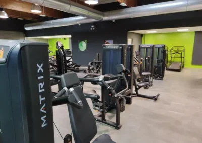 Espace musculation guidée du club Fitaccess Tullins avec machines de renforcement musculaire guidées.