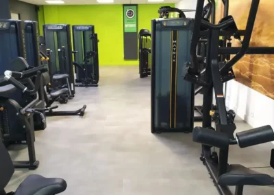 Espace de musculation guidée avec machines à charges intégrées chez Fitaccess