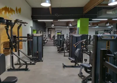 Machines de musculation guidée du club Fitaccess Tullins pour le renforcement musculaire et la remise en forme.