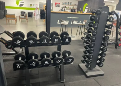 Rack d’haltères disponibles dans l’espace musculation libre Fitaccess