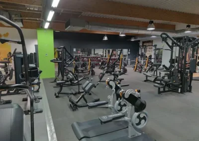 Plateau de musculation du club Fitaccess Tullins avec haltères, bancs et équipements de renforcement musculaire.