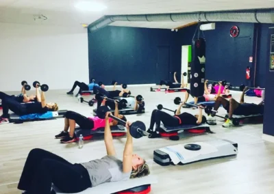 Séance de cardio et renforcement musculaire en cours collectif Fitaccess