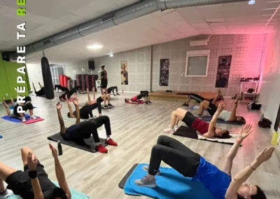 Séance de renforcement musculaire encadrée par un coach Fitaccess