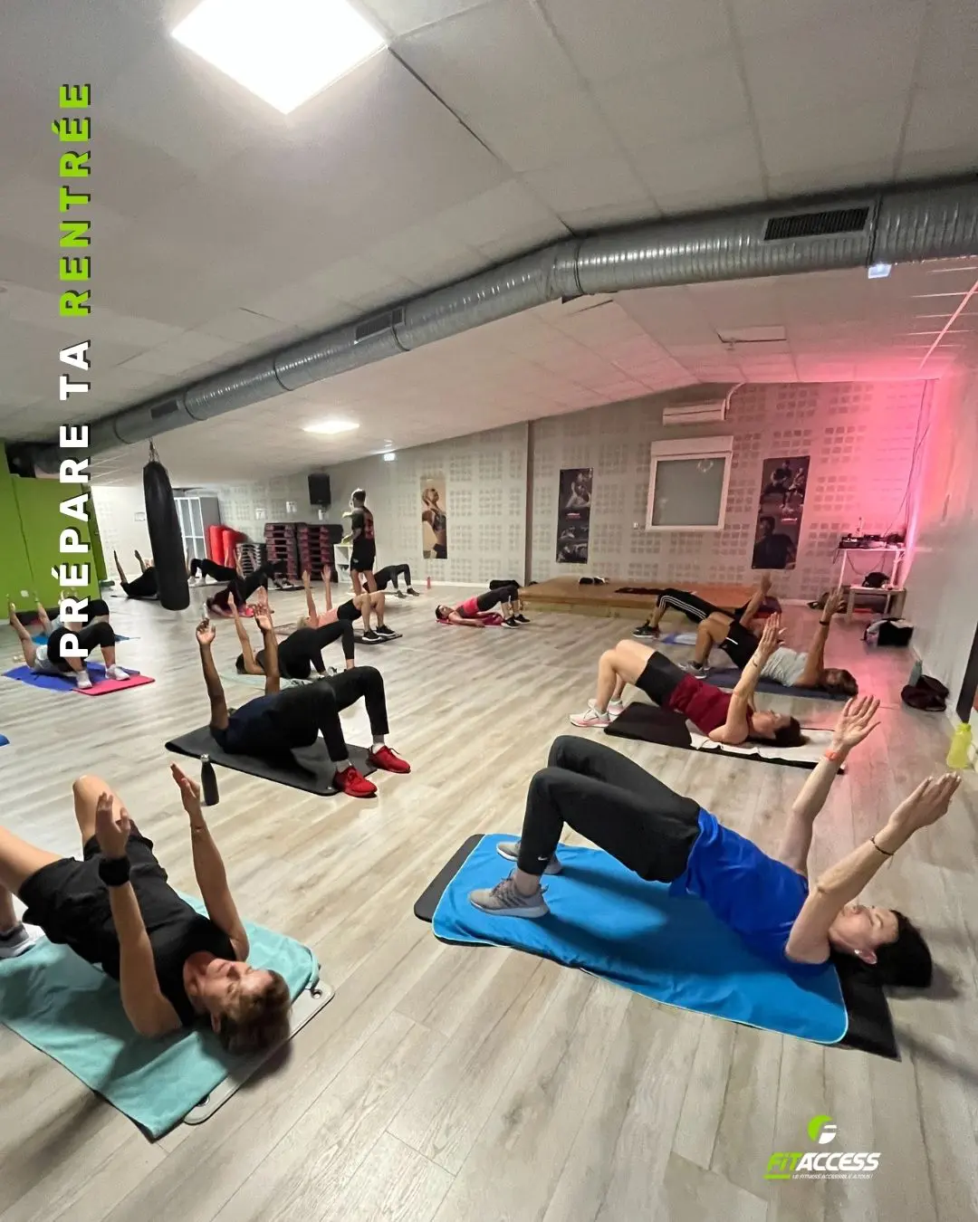 Séance de renforcement musculaire encadrée par un coach Fitaccess