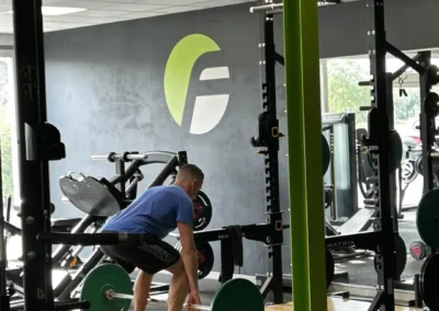 Pratiquant réalisant un soulevé de terre dans l’espace musculation libre Fitaccess