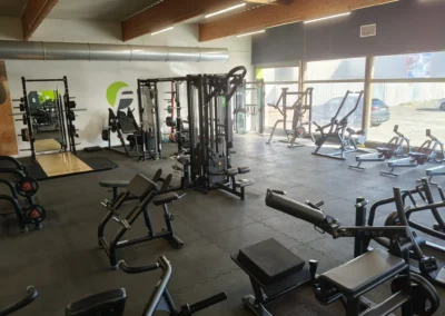 Station de musculation guidée avec poulies et appareils professionnels dans une salle Fitaccess