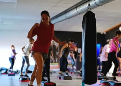 Participants lors d'un cours collectif fitness avec coach chez Fitaccess