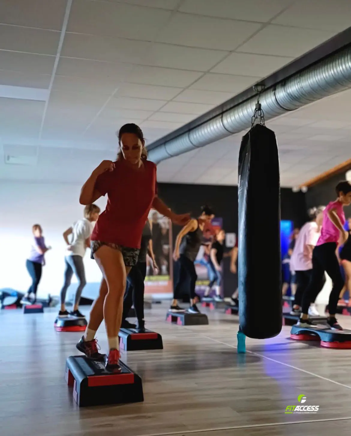 Participants lors d'un cours collectif fitness avec coach chez Fitaccess