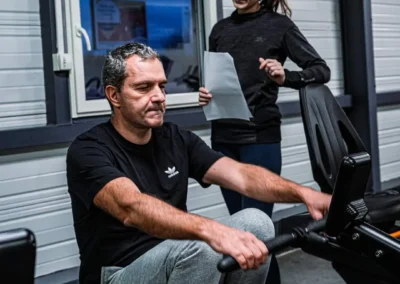 Coach Fitaccess réalisant un bilan corporel et un suivi personnalisé avec un adhérent