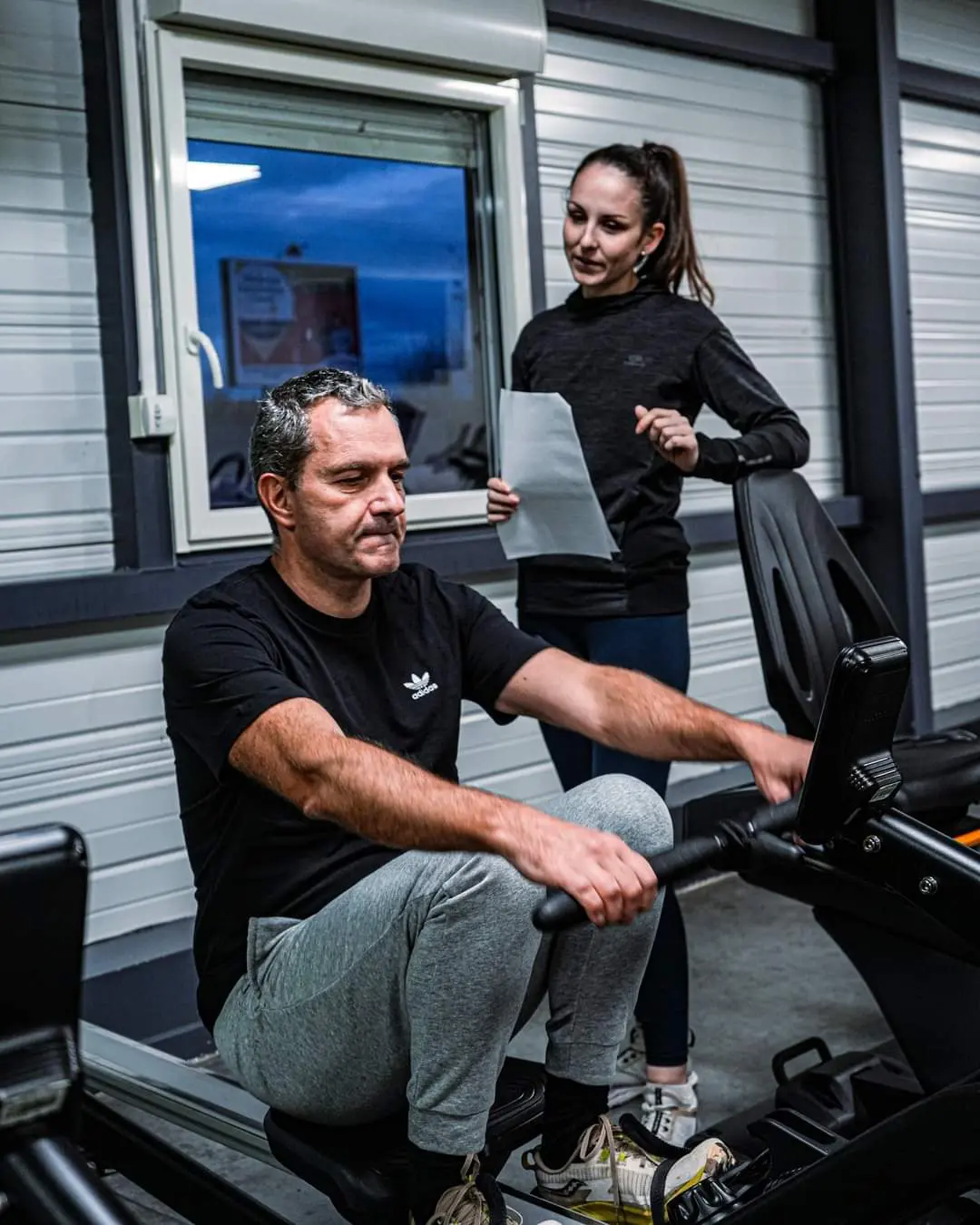 Coach Fitaccess réalisant un bilan corporel et un suivi personnalisé avec un adhérent